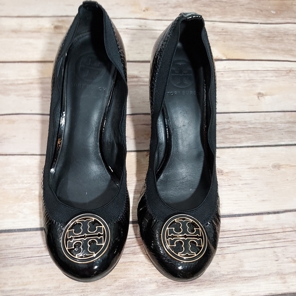 Tory Burch black patent logo Caroline wedge heels 7 - Picture 2 of 16